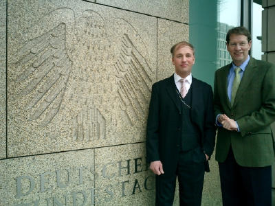 Benedikt Hoff und Gero Storjohann vor einem der Eingänge zum Deutschen Bundestag